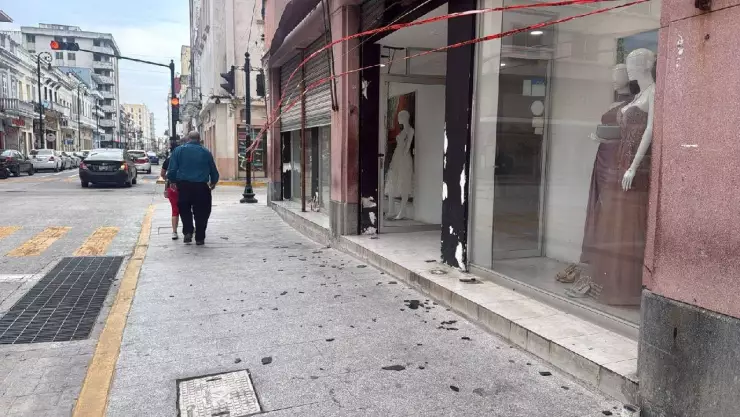 ¡Zona de riesgo! Mantienen área acordonada por caída de cristales en el Centro de Veracruz