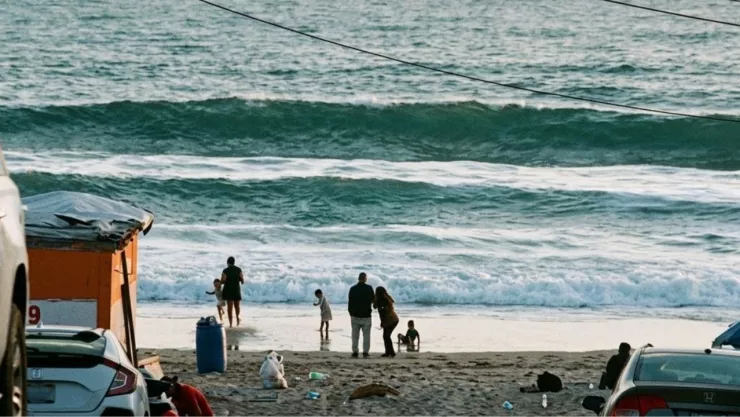 Bomberos rescatan a dos menores arrastradas por la corriente en Playas de Tijuana