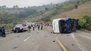 Vuelca autobús con jornaleros; hay 2 muertos y 22 lesionados