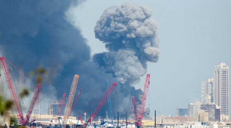 El humo se eleva al cielo tras escucharse explosiones en Bahréin.