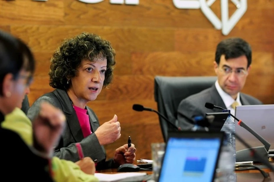La comisionada Jacqueline Peschard y el comisionado presidente Gerardo Laveaga en la sesión pública del Pleno del IFAI