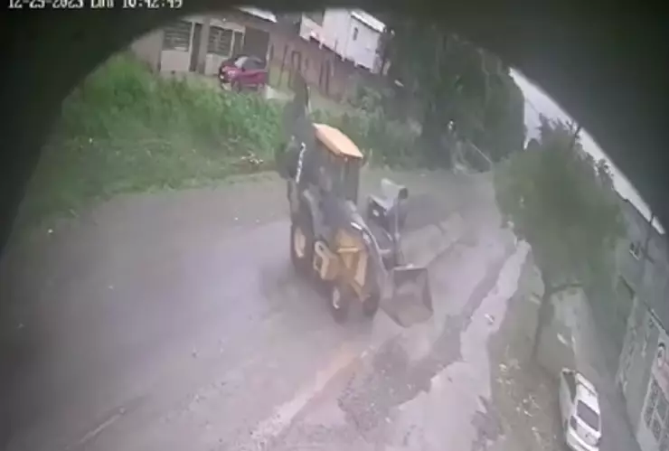 dramático-choque-entre-auto-y-máquina-excavadora-calles-tucumán-argentina-video