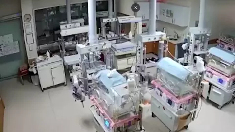 Enfermeras salvan a bebes de morir tras sismo en Turquia.