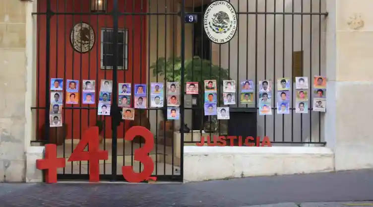 homenaje estudiantes ayotzinapa paris francia.jpg