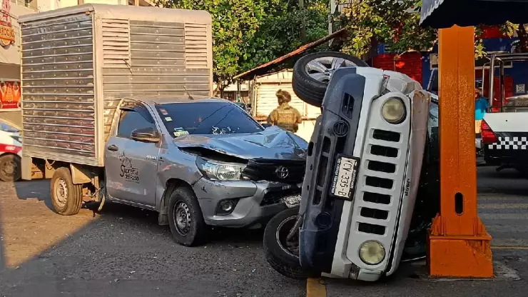 Camioneta volcada en Veracruz