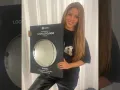 Shakira saludando.jpg