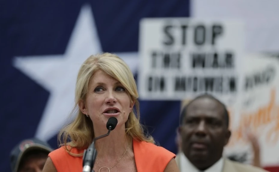 La senadora Wendy Davis, demócrata por Fort Worth, habla durante una manifestación contra una propuesta de ley sobre el aborto
