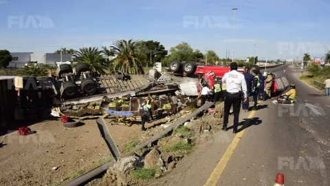 Volcadura sobre la México 15 en Los Mochis