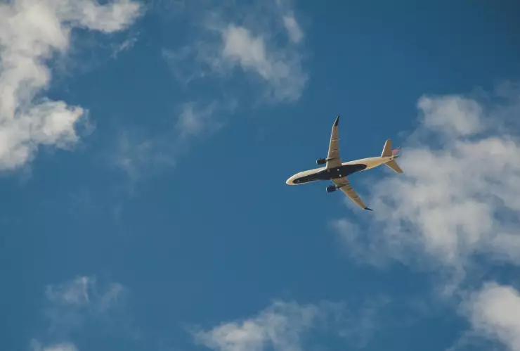 Avión en el aire.jpg