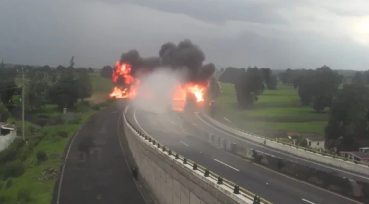 VIDEO-_-Así-fue-el-momento-exacto-en-que-una-pipa-cargada-con-combustible-volcó-y-explotó-en-Tlaxcal.webp