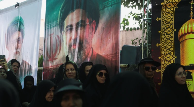 Líder Supremo de Irán convoca a veteranos de guerra a liderar el ejército iraní