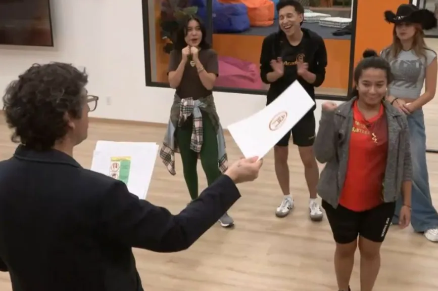 Brisa se siente entusiasmada por empezar con el montaje de su canción ¡Le encanta!