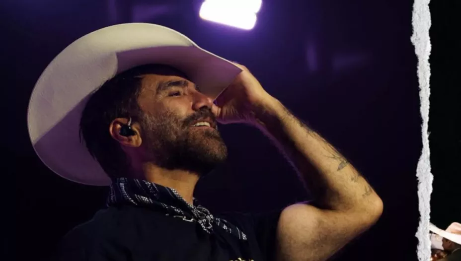 Alejandro Fernández reacciona al beso de su madre Cuquita y otro hombre