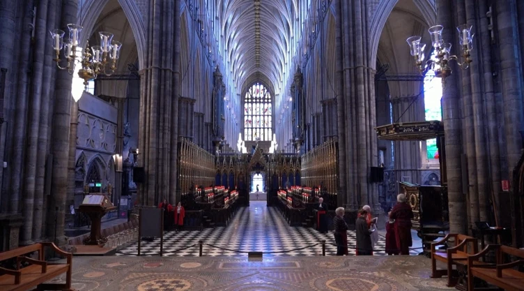 Como nunca antes, visitantes a la Abadía de Westminster podrán disfrutar la coronación del rey Carlos.