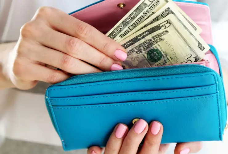 Rituales de Año Nuevo para el dinero: tener dinero encima al brindar representa abundancia y la intención de atraer prosperidad económica.