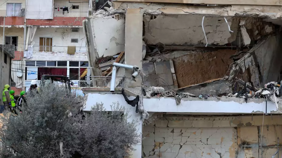 Escombros de un edificio tras un ataque aéreo israelí, en Nabatiyeh, Líbano.