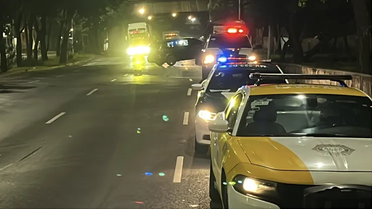 camioneta-de-lujo-se-estrella-en-gam-auto-volcado-en-viaducto-cuerpo