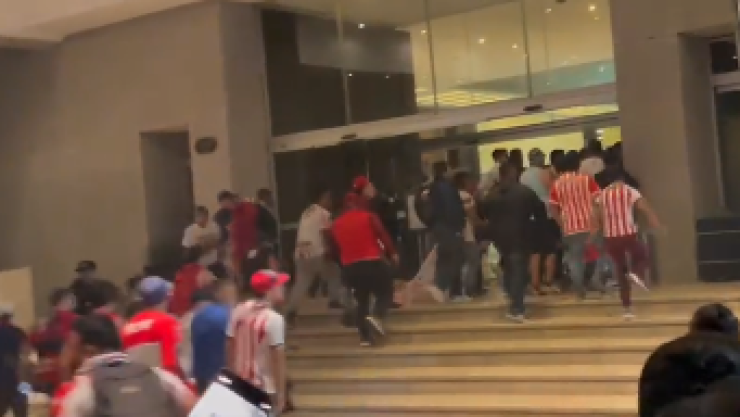 Aficionados de Chivas dan puertazo en hotel para reclamar a jugadores