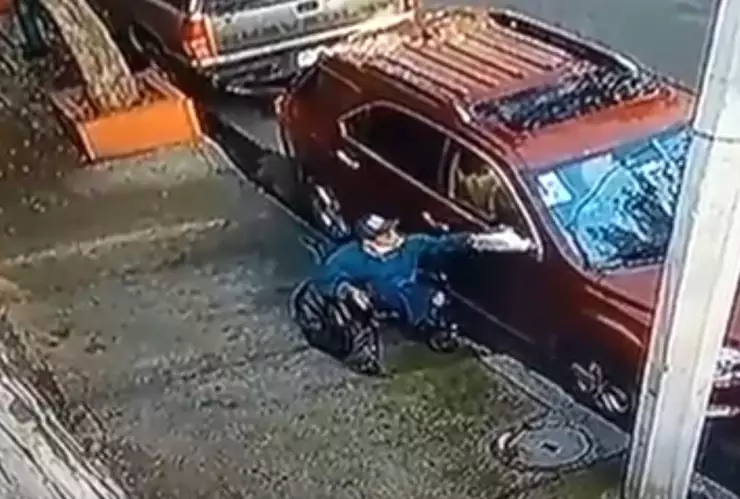 Hombre en silla de ruedas roba autopartes en la CDMX