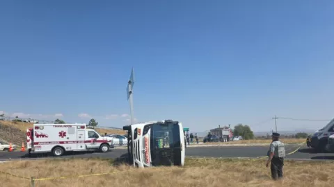 Autobús de pasajeros volcó en accidente sobre la carretera Ixtenco-Zitlaltepec hoy: cierre de carriles en Tlaxcala