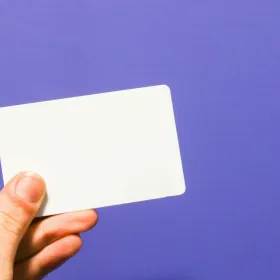 ¿Cómo puedo proteger mi tarjeta de débito contra los fraudes?