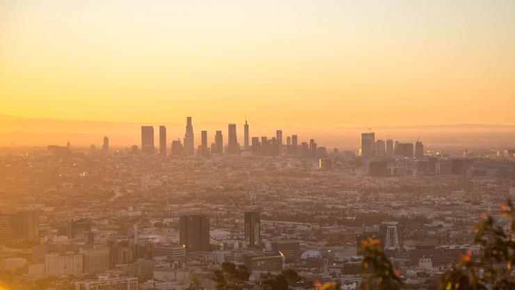 El sol reflejándose en la ciudad de Los Ángeles, California