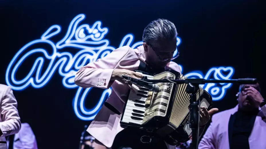 Integrante de los Ángeles Azules tocando el acordeón.