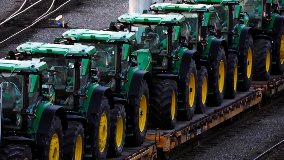 Tractores en vagones del ferrocarril Norfolk Southern en Conway, Pennsylvania
