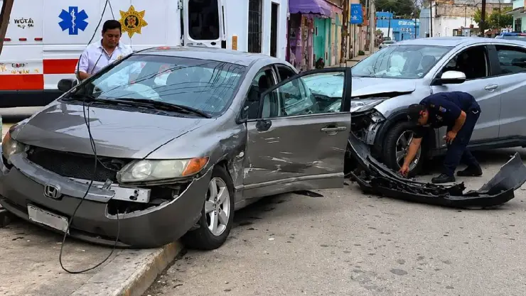 Reportan fuerte accidente HOY en el centro de Mérida; deja severos daños