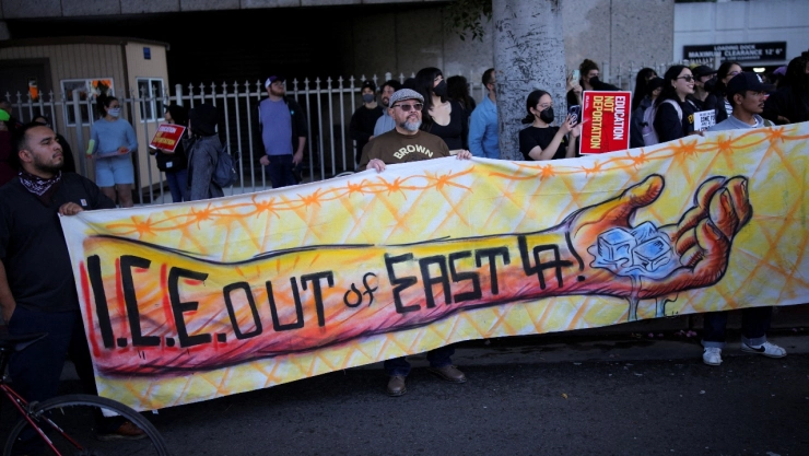 Organizaciones pro inmigrantes convocan a protesta masiva en Los Ángeles para exigir a Trump frenar redadas y retirar tropas del gobierno federal.