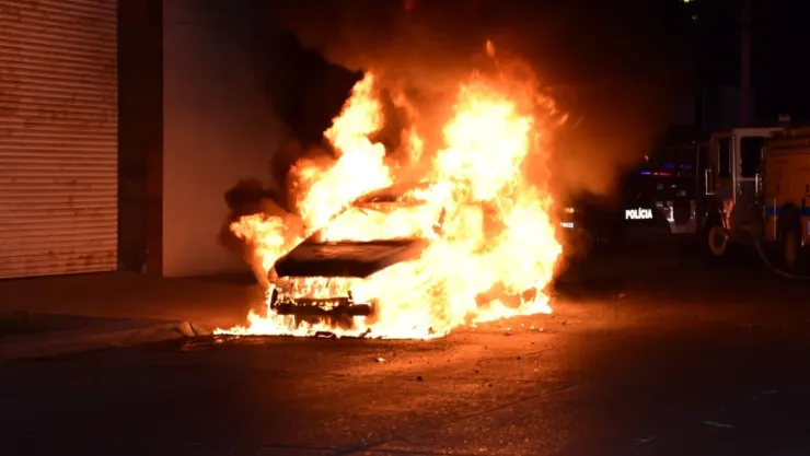 Se incendia auto en la colonia 72 en Los Mochis