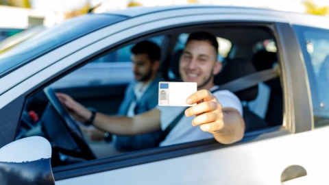 Las personas que no pueden tramitar su licencia de conducir permanente gratis en junio