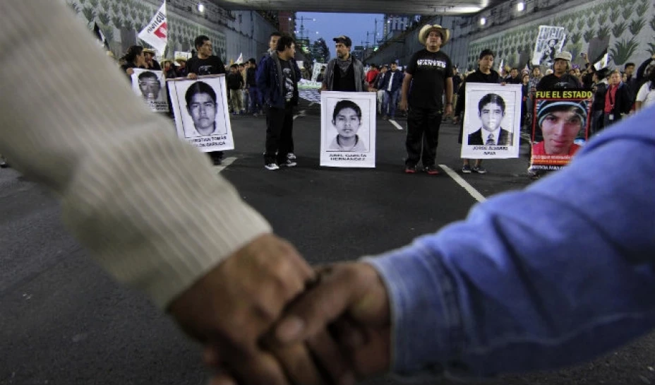 Familiares de los 43 normalistas desaparecidos se reunieron este viernes 21 de noviembre con autoridades federales en Guerrero