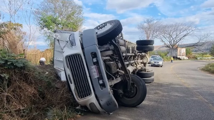 Vuelca camión de migrantes