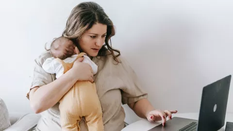 Mamá trabajando en casa