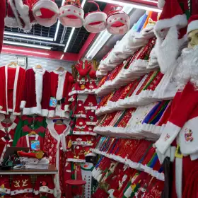 Disfraces de Santa Claus en el Mercado Internacional Yiwu, en China.