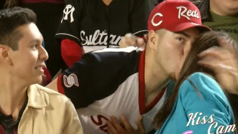 Joven es rechazado en Kiss cam