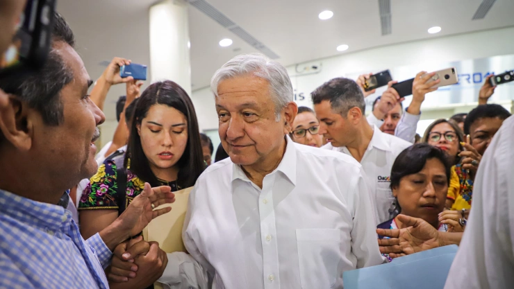 LLega AMLO a Puerto Escondido