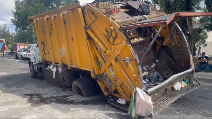 Camión de basura cae en un socavón.jpg