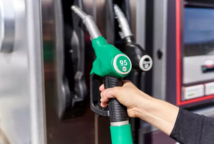 Qué errores jamás debes cometer al llenar tu tanque de gasolina