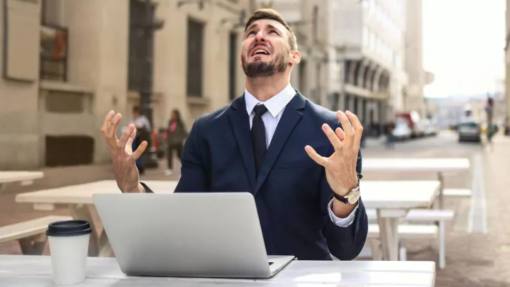 Una persona con traje buscando empleo