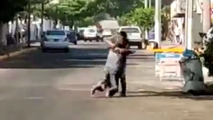 Militar salva a indigente de un ataque de abejas en Acapulco