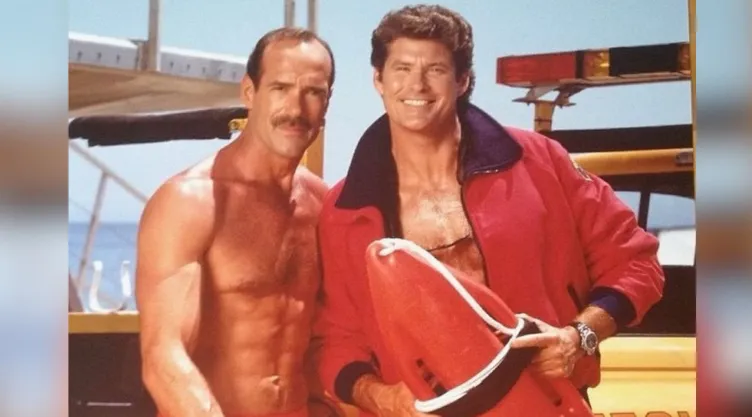 Michael Newman junto a David Hasselhoff en Baywatch.