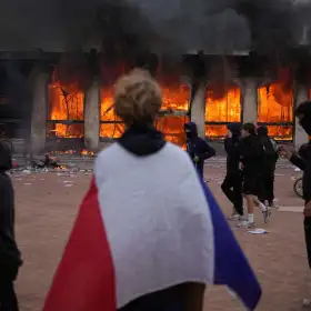 Manifestantes incendian comercios en protesta por alto costo de vida en Francia.