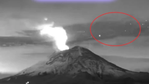 Captan EXTRAÑAS luces en el cráter del Popocatépetl.