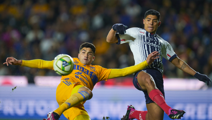 Ibáñez y Víctor Guzmán pelean el balón en el Clásico Regio Tigres vs Rayados