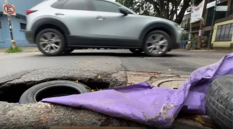 Denuncian enorme socavón en la Narvarte: vecinos y peatones temen fuga de aguas negras