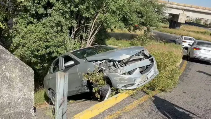 VIDEO: Auto se salió del Periférico Ecológico de Puebla tras accidente hoy; así quedó