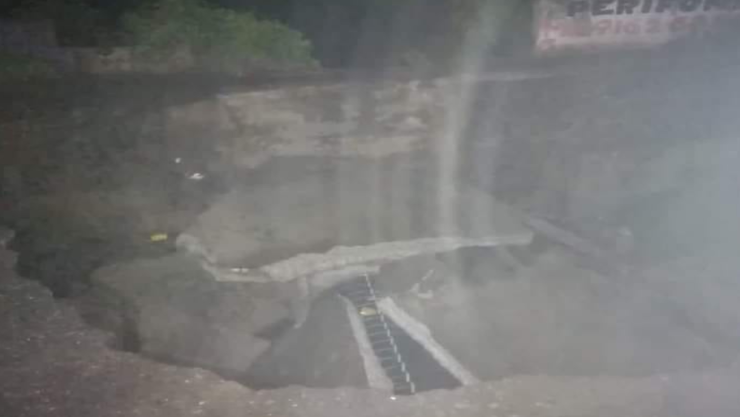 Socavón en Rio Medio 3