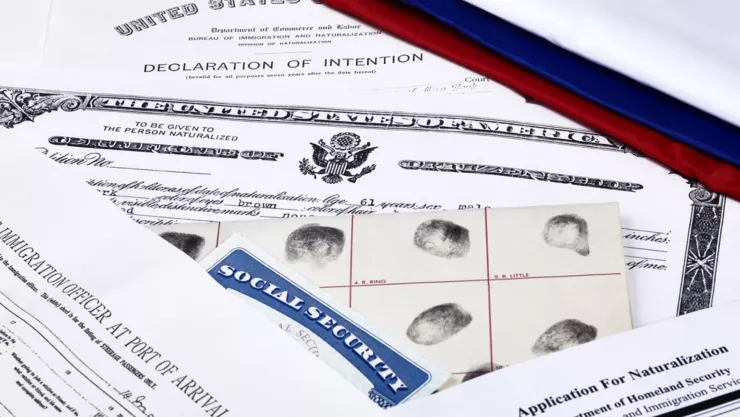 Unos documentos que se necesitan para el trámite de naturalización.
